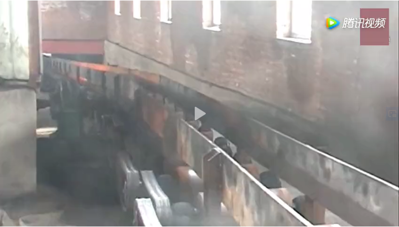 實拍軋鋼廠的壯觀場面，原來鋼筋都是這樣“扯”出來的